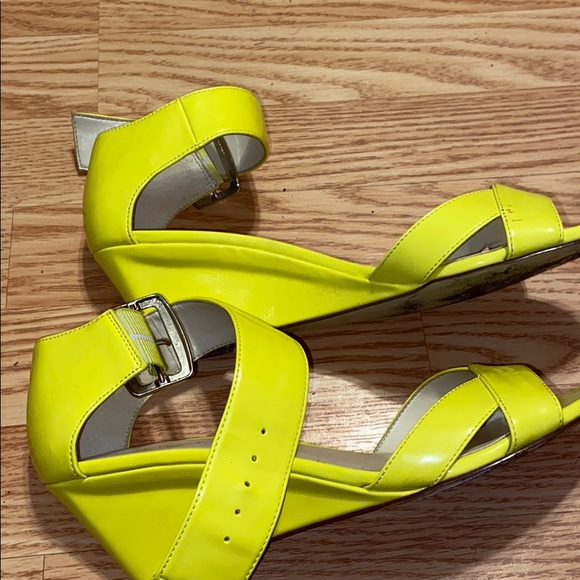Nine West Yellow Heels - Picture 2 of 3